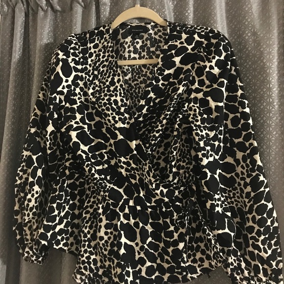 Pretty blouse great with black pants - Picture 4 of 4